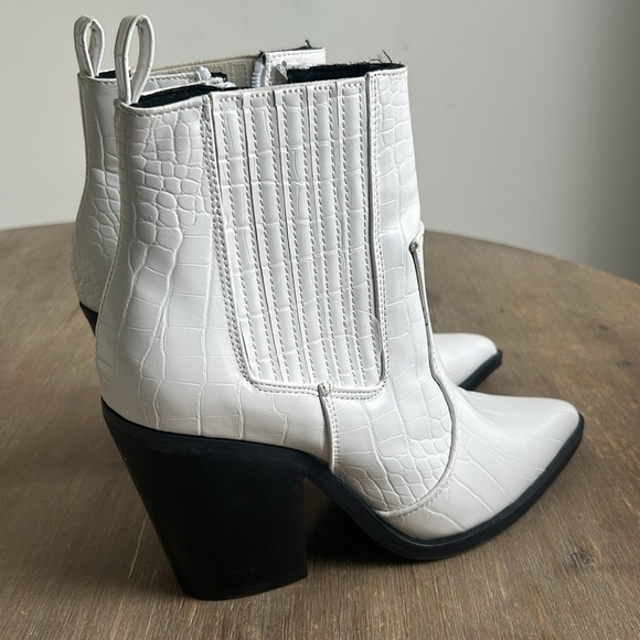 ASOS White Croc-Embossed Western Style Pointy Toe Cowboy Ankle Boots Size 6 - Picture 3 of 16